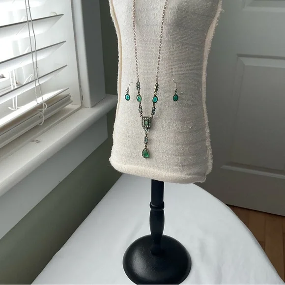 EMERALD AND BLUE FAUX RHINESTONE NECKLACE AND MATCHING EARRINGS SET, VINTAGE - Picture 4 of 6